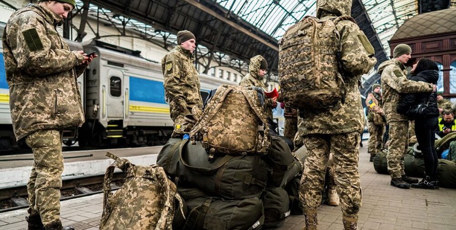 Солдаты, ВСУ, вокзал, военнослужащие, война в Украине