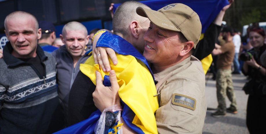 Українські військові та цивільні звільнені з полону