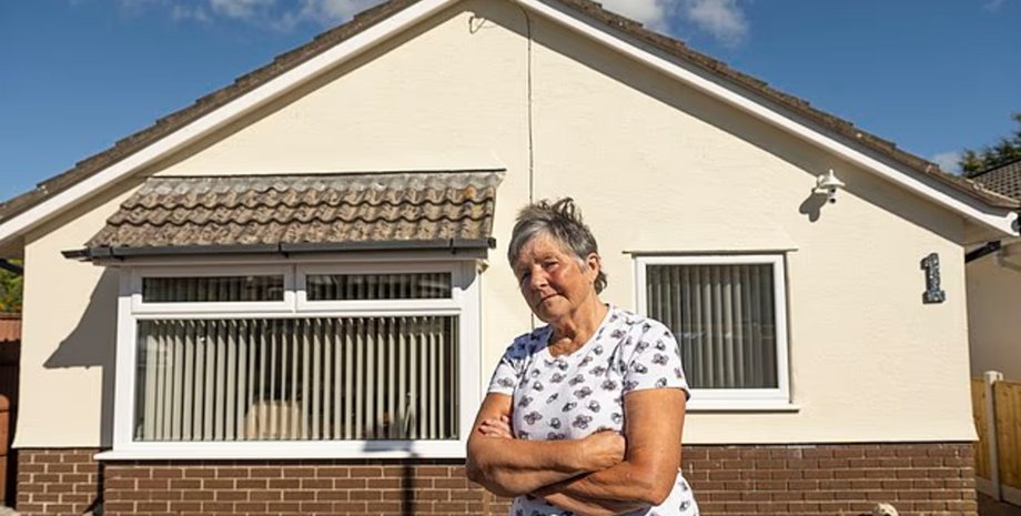 Дженні Філд стоїть перед бунгало, яке їй доведеться виставити на продаж після програшу судового спору із сусідкою