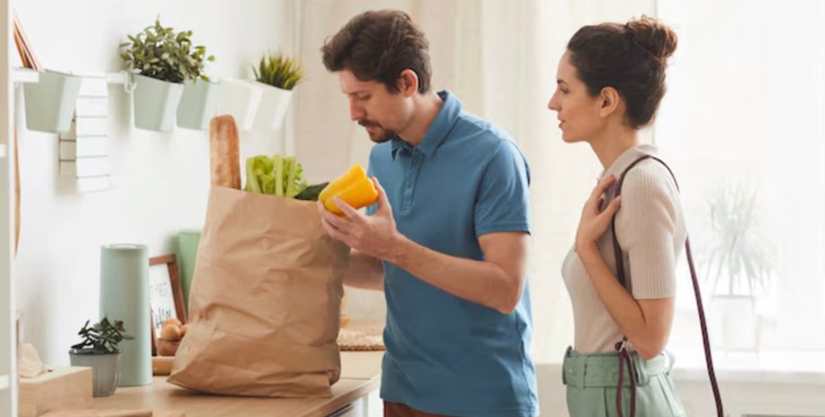 Парень согласился убрать продукты, но результат удивил его девушку