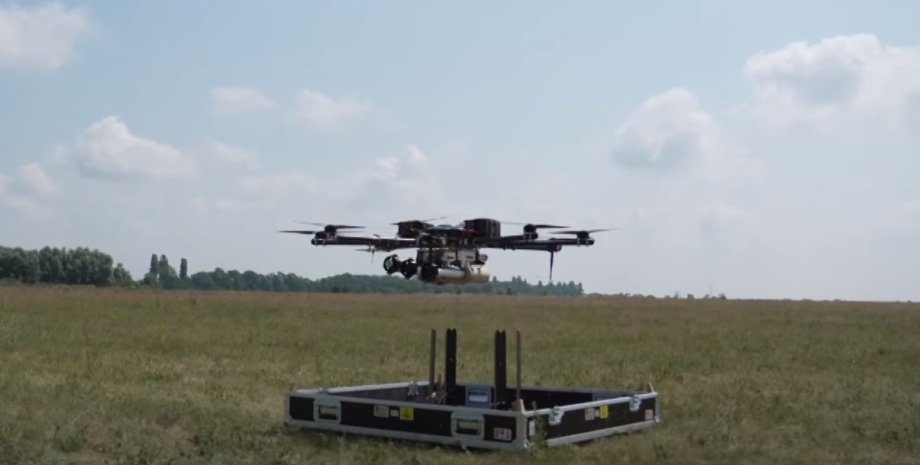 Chaque drone R-18 transporte trois bombes puissantes, ce qui permet aux militair...