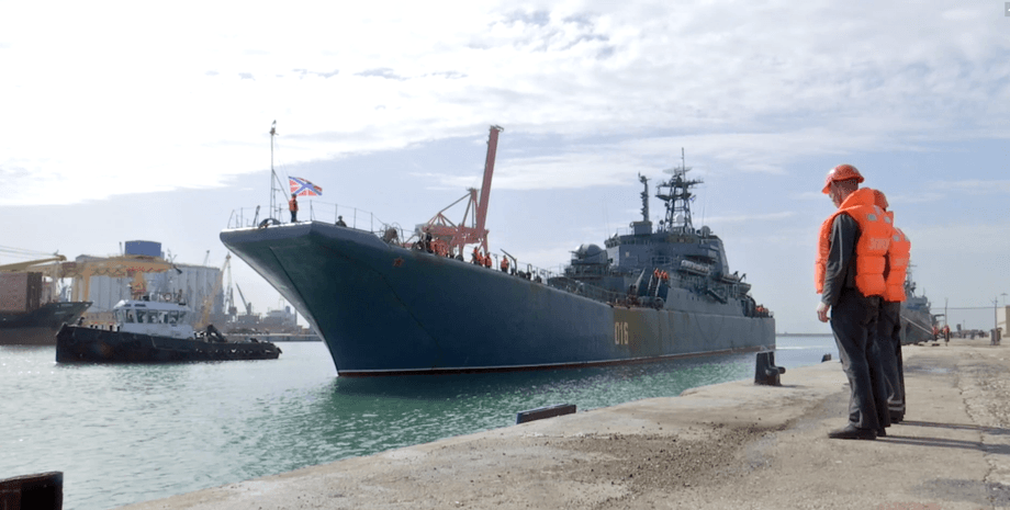 затопленные баржи, вход в Севастопольскую бухту, российские оккупанты, защита от украинских морских дронов