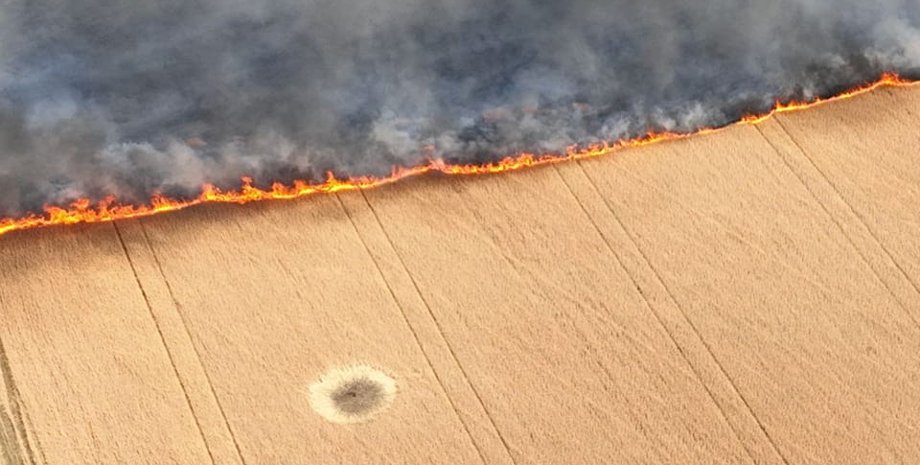 поле пожежа, обстріл поле, пшеничне поле