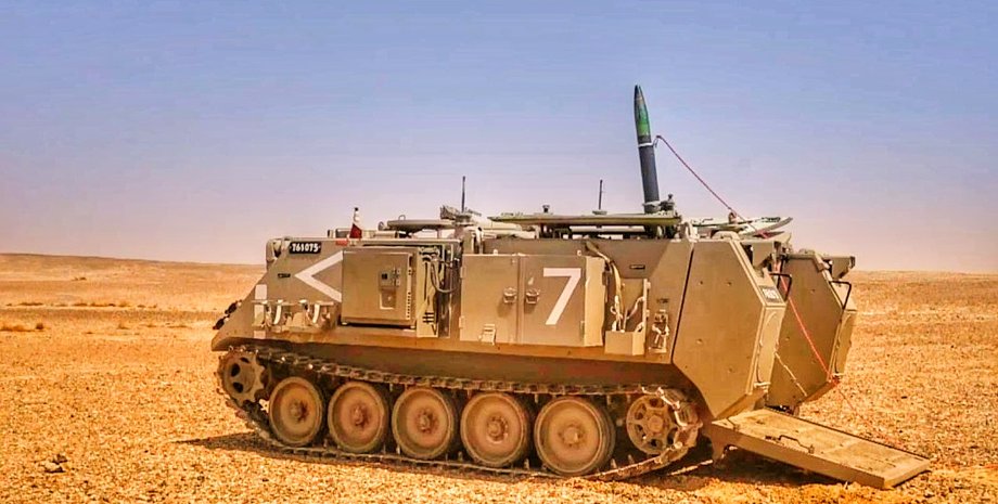 Миномет со снарядом Iron Sting установлен на бронетранспортере