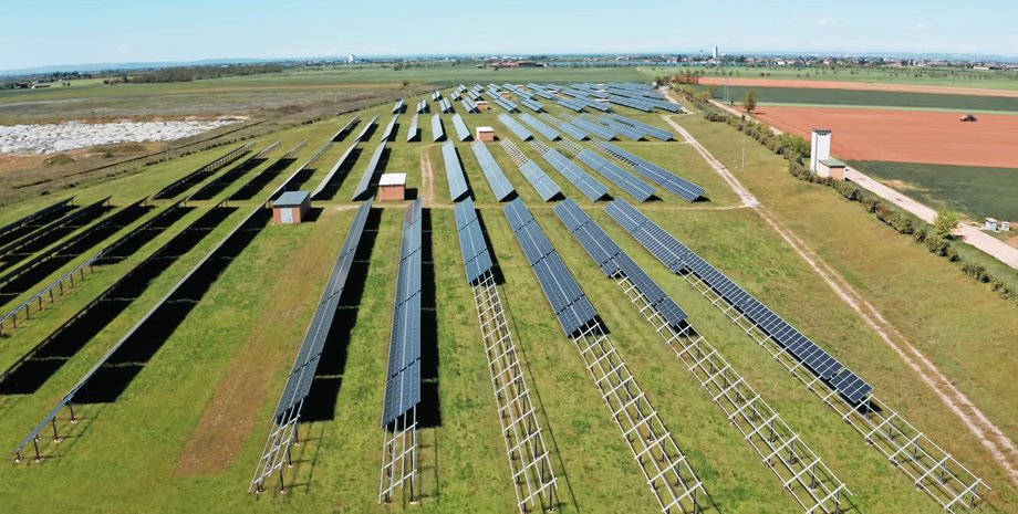 Сонячна електростанція на полі в Іспанії