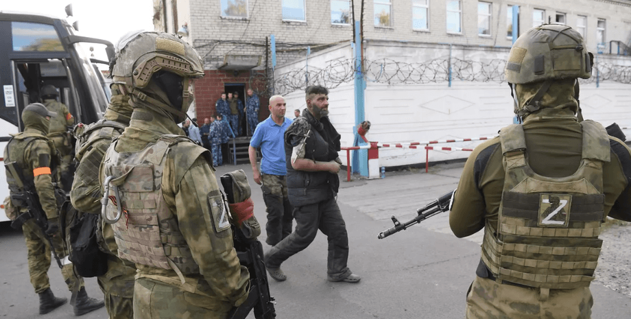 Оккупанты берут в плен защитников "Азовстали"