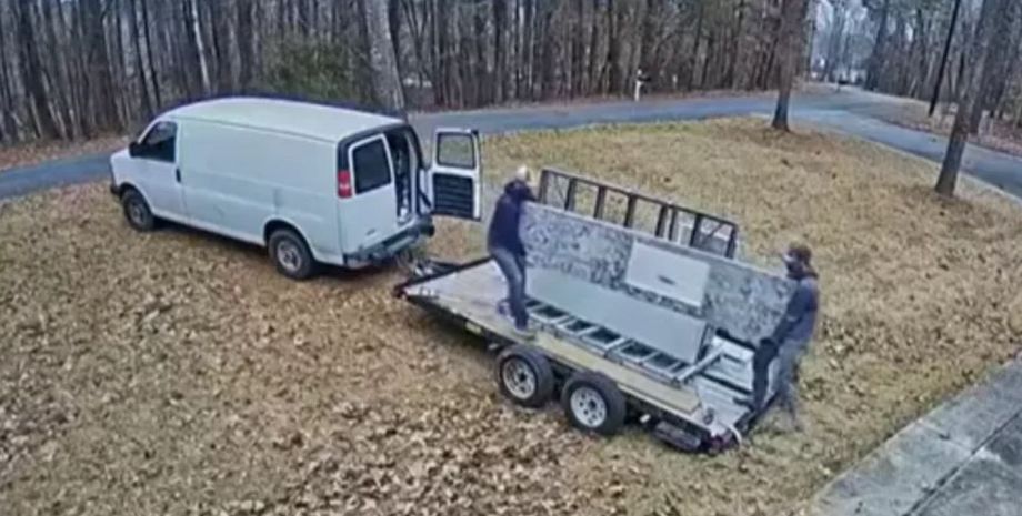 Владелец дома не понимал, почему затягивается ремонт, потом он проверил камеры наблюдения, что он там увидел