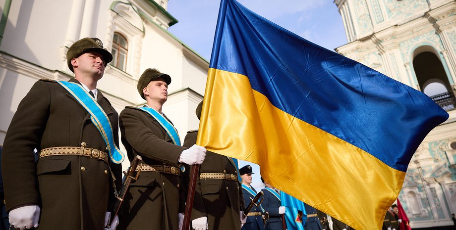 Гвардейцы с украинским флагом Национальная гвардия Украины с флагом возле Софии Киевской