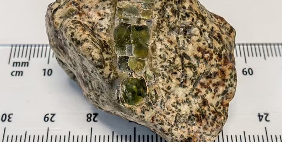 метеорит EC 002