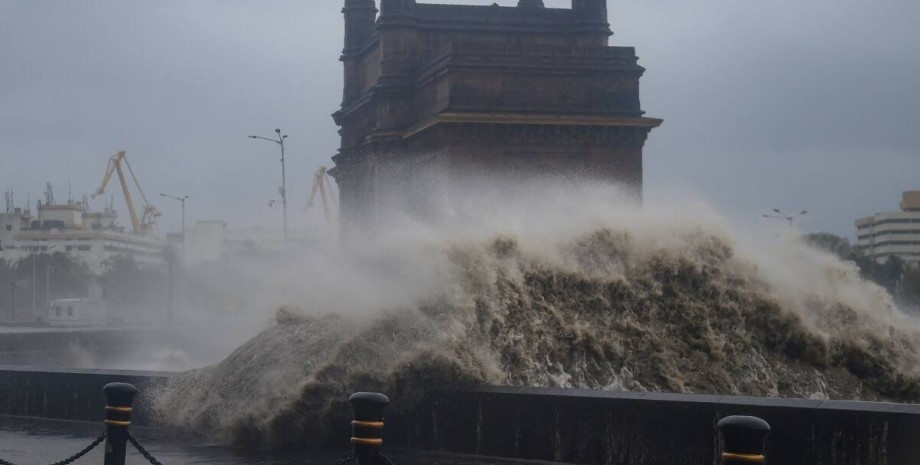 циклон в иднии, непогода в индии