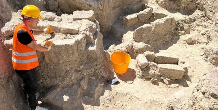 могила, церква, некрополь, Каппадокія, археологи, археологія, розкопки, знахідка, артефакти, поховання, монастир, скеля, споруда