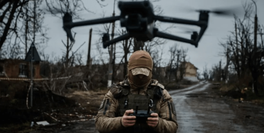 Боец ВСУ и дрон Боец ВСУ и дрон