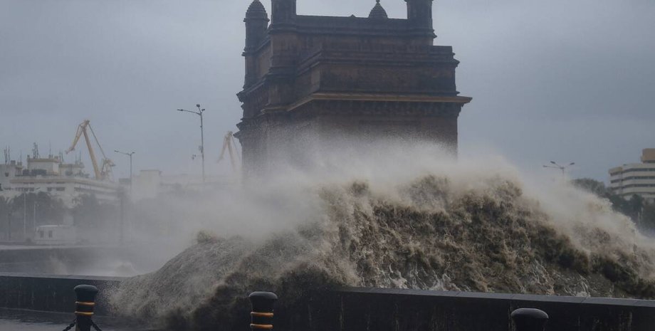 циклон в иднии, непогода в индии