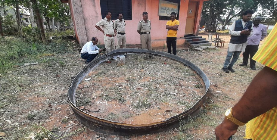 Кільце, уламок ракети