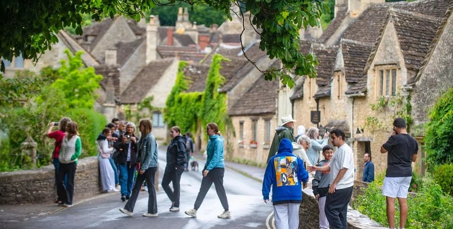 касл комб туристы, дроны, самая красивая деревня англии