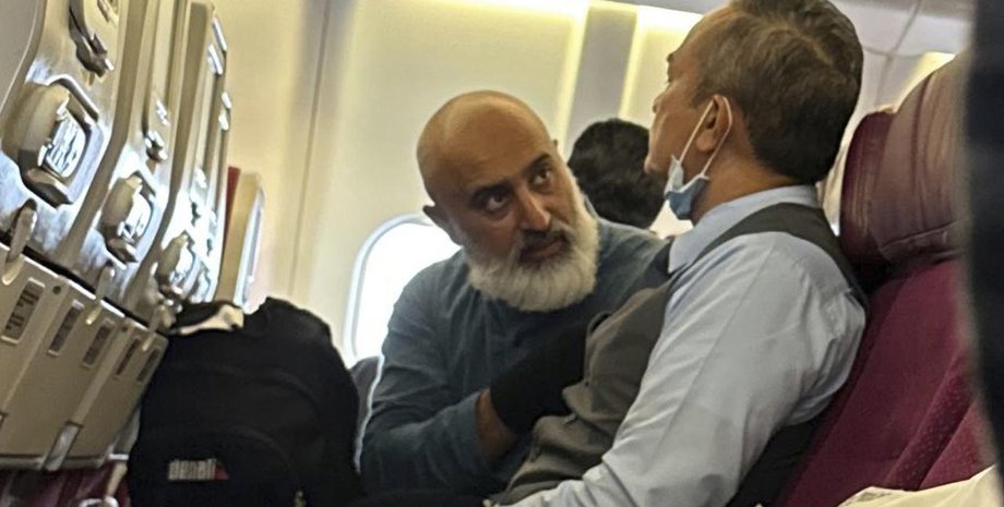 Скандал у літаку, незадоволений пасажир, захопив літак, взяв пасажирів у заручники, змусив розвернути літак,