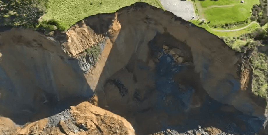 Зсув ґрунту в США, парковка, прибережна стежка, звалилася в океан, люди рятуються втечею, дрон, соцмережі