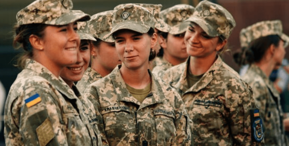 Изображение женщин в военной форме