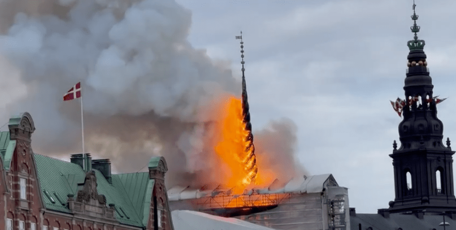 пожар в центре Копенгагена, Дания, фондовая биржа, реставрация, строительные лес а