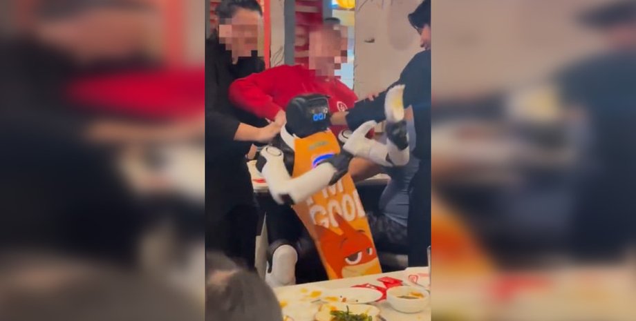 Робот танцует в ресторане