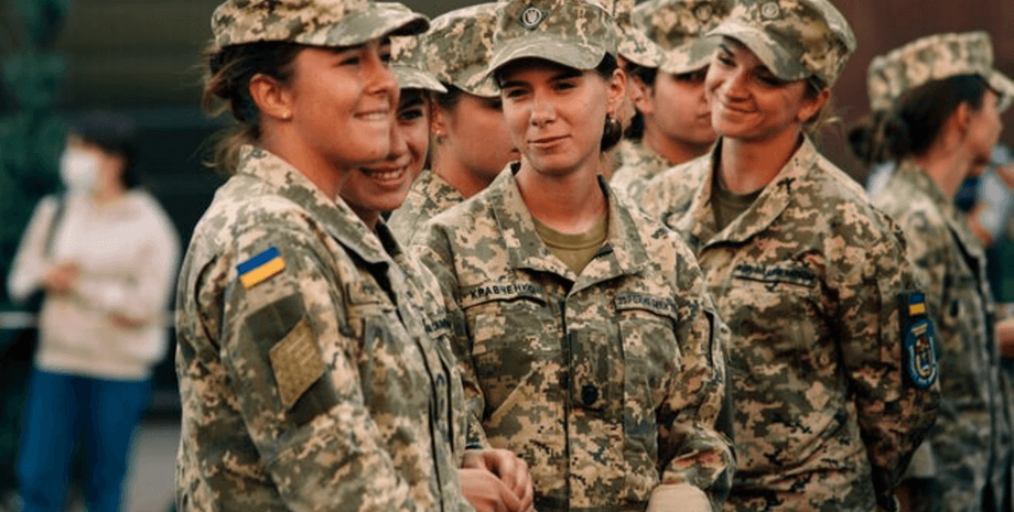 Изображение женщин в военной форме