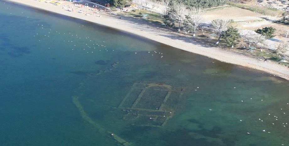 византийский храм, озеро, берег, фото