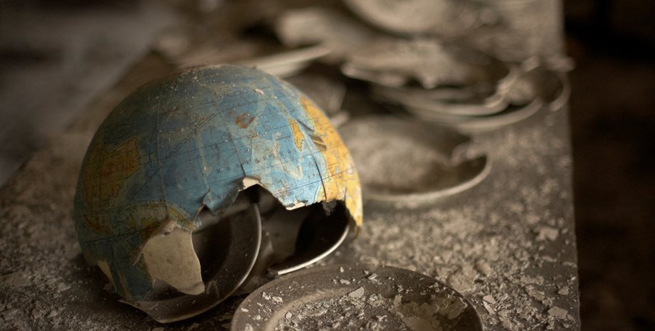 Тедді Такер, Хрест Такера, іспанський скарб, Бермуди, затонулий скарб, дайвінг, історія, автобіографія, коштовності Бермудської корони, маєток британської корони, Клер Буф Люс, Бермудський морський музей, крадіжка