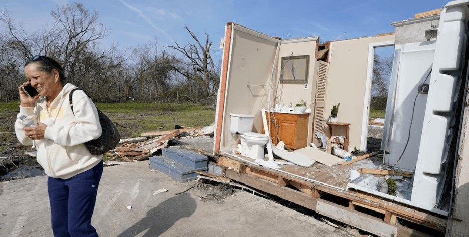 Разрушенный дом, торнадо, стихия, смерч, женщина,