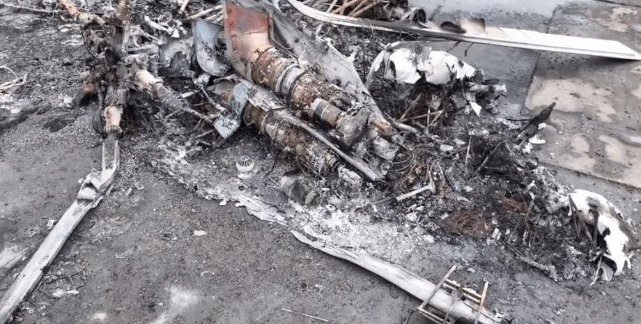 После атаки дрона сгорел находившийся на аэродроме вертолет