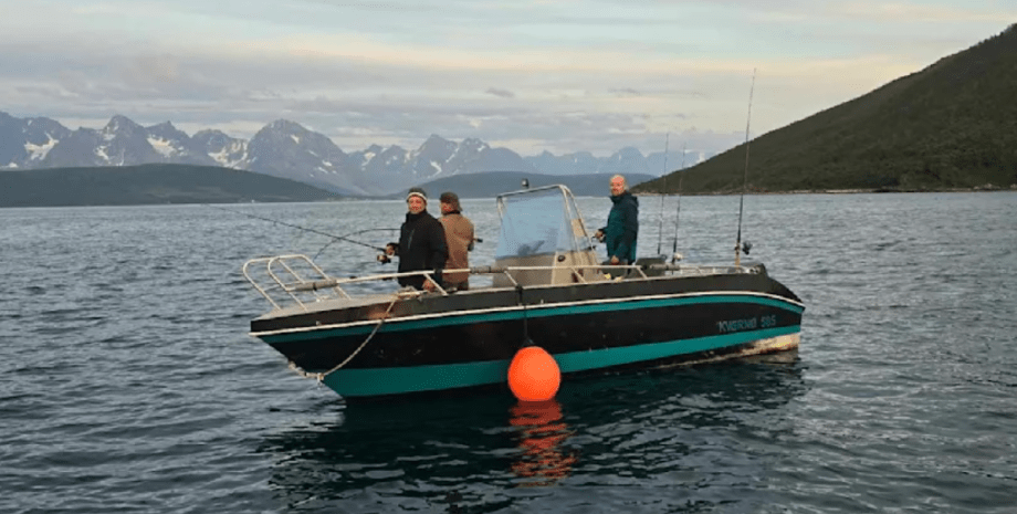 Рекордную рыбу вытащили из воды рыбаки в Норвегии, мужчины поймали гигантского палтуса длиной 2,20 метра