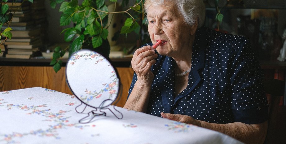 женщина жарбуется, макияж, возрастной макияж, пенсионерка, пожилая женщина