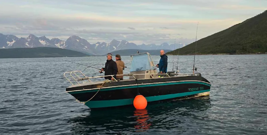 Рекордну рибу витягнули з води рибалки в Норвегії, чоловіки спіймали гігантського палтуса завдовжки 2,20 метра