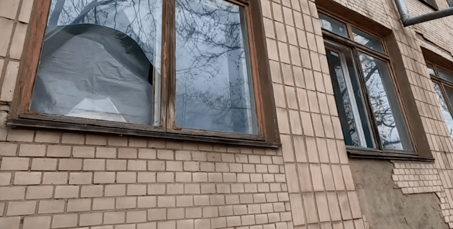 Разбитое окно в результате обстрела ВС РФ больницы в Херсонской области