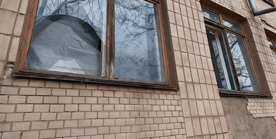Разбитое окно в результате обстрела ВС РФ больницы в Херсонской области