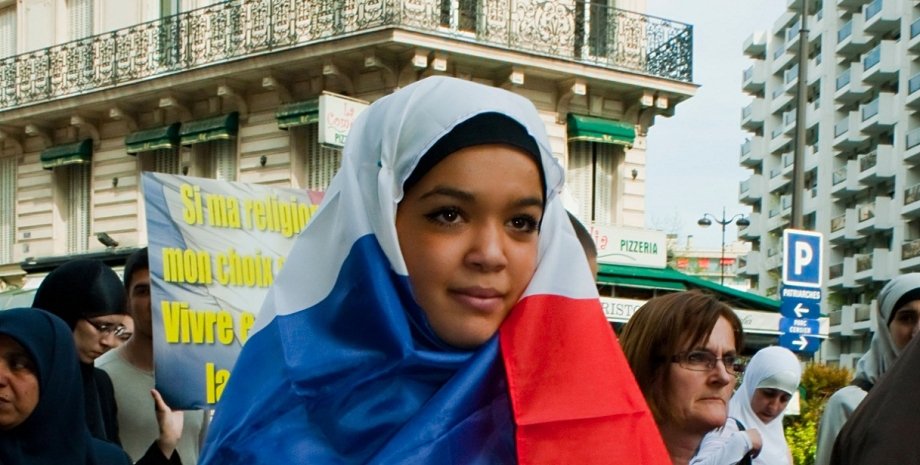 Мусульманка в Париже / Фото: theguardian.com