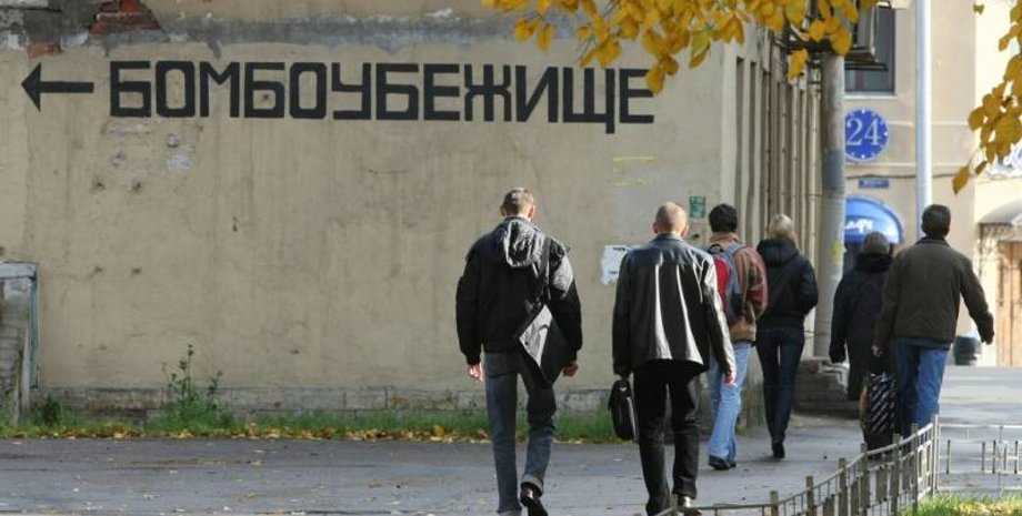 бомбосховище, люди йдуть у бомбосховище