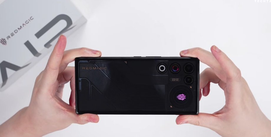 Блогер держит смартфон RedMagic 11 Air во время обзора