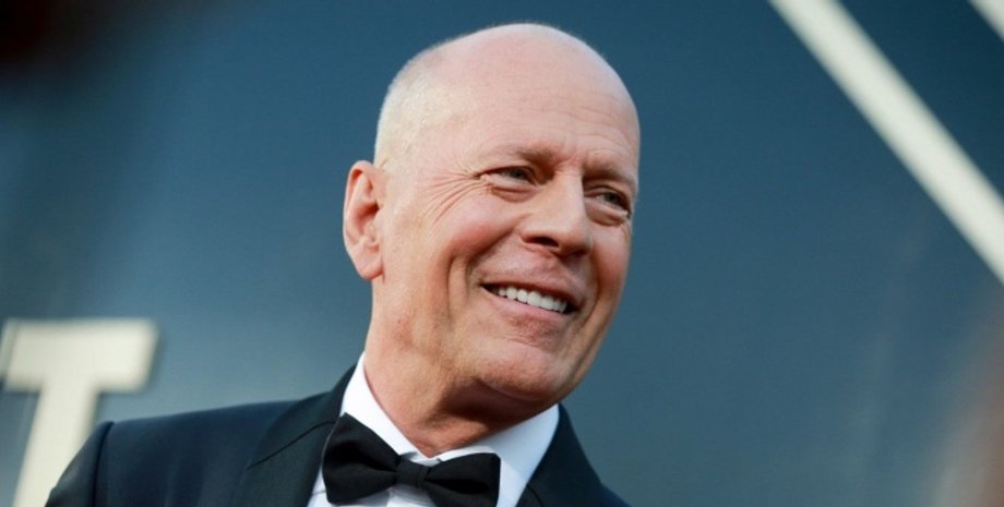 больного Брюса Уиллиса заметили на публике