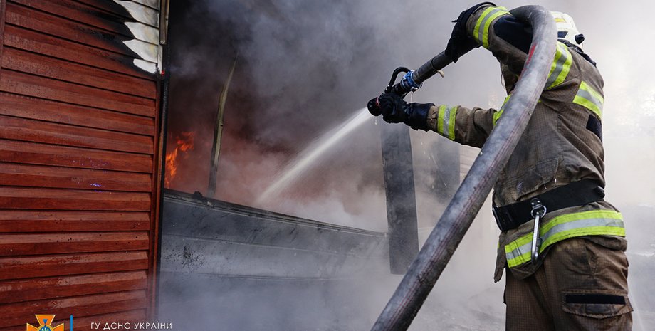 На території чотирьох гаражів виникла пожежа