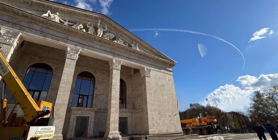 Sdílet: Ruští okupanti tvrdí, že práce na obnově činoherního divadla v Mariupolu...