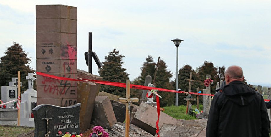Разбор памятника УПА на кладбище в польском селе Грушовичи / Фото РИА Новости
