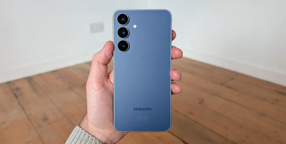 Samsung Galaxy S25 FE Samsung Galaxy S25 FE смартфон телефон в руке