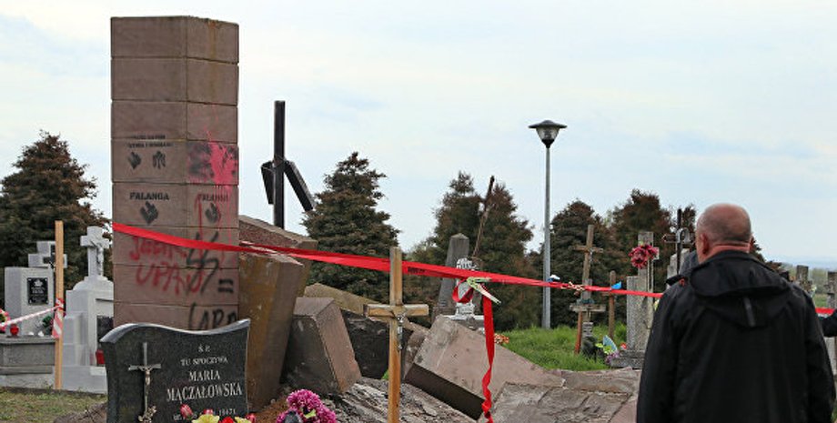 Разбор памятника УПА на кладбище в польском селе Грушовичи / Фото РИА Новости