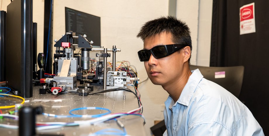 Ученый Ичи Чжан исследует источник квантового сигнала