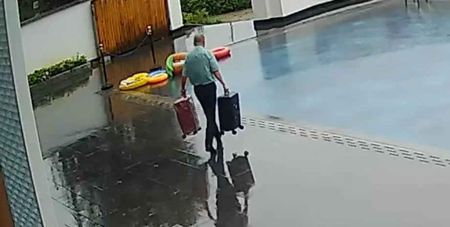 мужчина в Китае случайно нырнул с чемоданами в бассейн