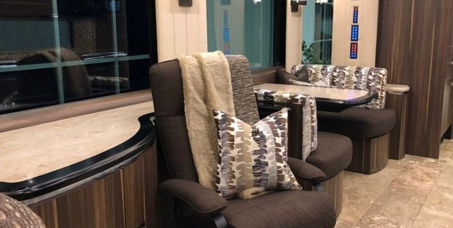 iPad, поиграть в iPad, играть iPad, гостиная, играть ночью iPad в гостиной