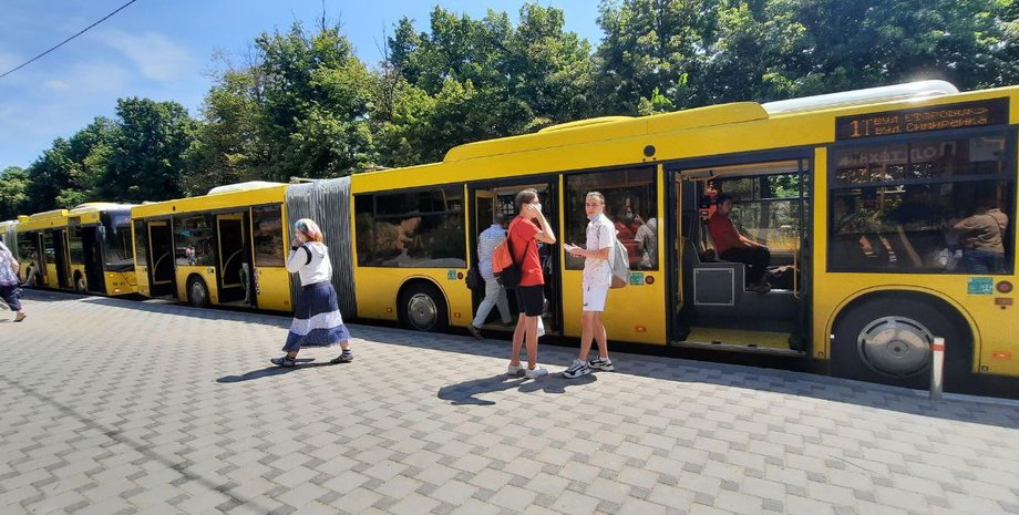 Маршрути громадського транспорту у Києві зазнали змін внаслідок обстрілу
