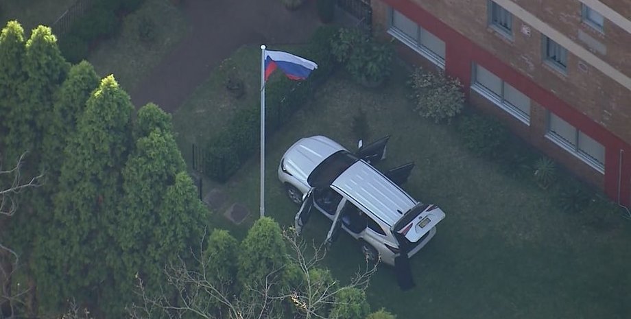 В Сиднее автомобиль протаранил ворота Генерального консульства РФ