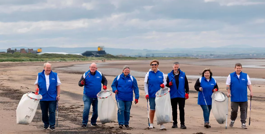 Миллионеры собирают мусор, победителей лотерею заметили за тем, как они копаются в хламе, фото, Шотландия