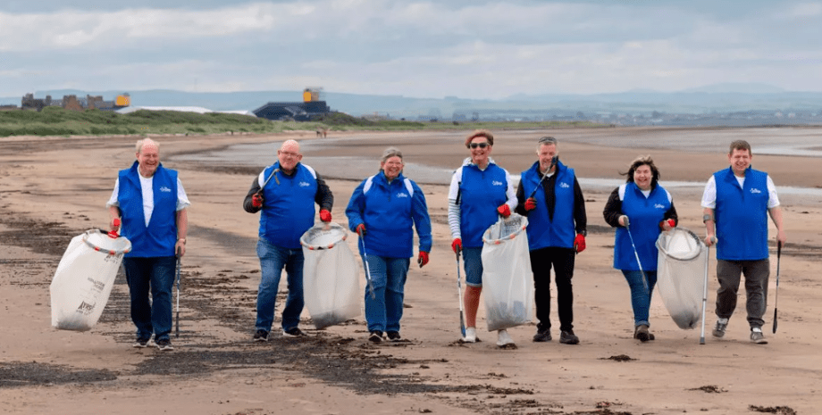 Мільйонери збирають сміття, переможців лотерею помітили за тим, як вони порпаються в непотребі, фото, Шотландія
